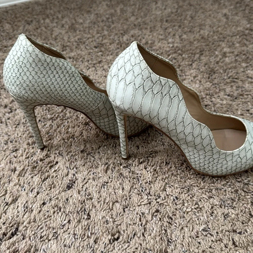 JustFab Women’s White Faux Snake Skin Pointed Toe High Heel Size 9